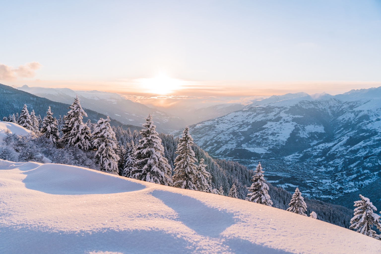 Lumière de fin de journée sur les sommets qui entourent La Rosière.